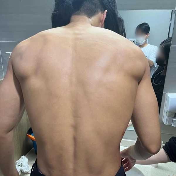 이하 김건우가 탄탄한 등근육을 뽐내고 있다.
