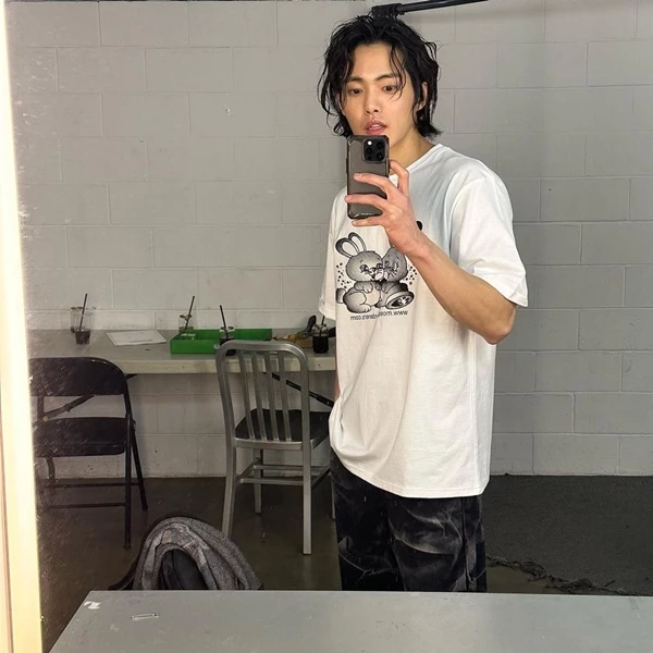 김건우가 거울 셀카를 찍고 있다.