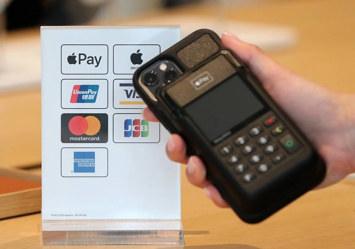 미국 애플사의 간편 결제 서비스 '애플페이' 출시를 하루 앞둔 지난 20일 오후 서울 시내 한 애플 스토어에 ‘애플페이’ 결제가 가능하다는 안내문이 놓여 있다. / 이하 뉴스1