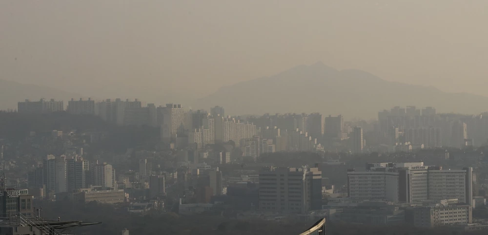 서울 도심 초미세먼지 농도가 나쁨 수준을 보인 21일 서울 중구 롯데호텔에서 바라본 도심 일대가 뿌연 모습을 보이고 있다.