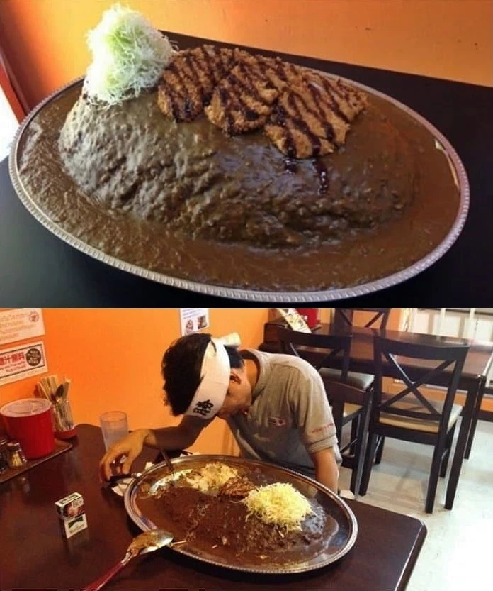 10kg 돈가스 카레 완식 챌린지에 도전한 한 남성이 중도 포기하는 모습. /디시인사이드
