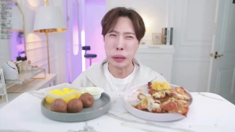 지난 17일 유튜브 라이브 방송 중 정명석 기독교복음선교회(JMS) 총재를 따라 한 방송인 김기수 / 이하 유튜브 '김기수'