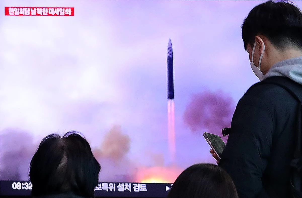 자료사진. 지난 16일 서울역 대합실에서 시민들이 북한의 탄도미사일 발사 관련 뉴스를 바라보고 있다. / 뉴스1