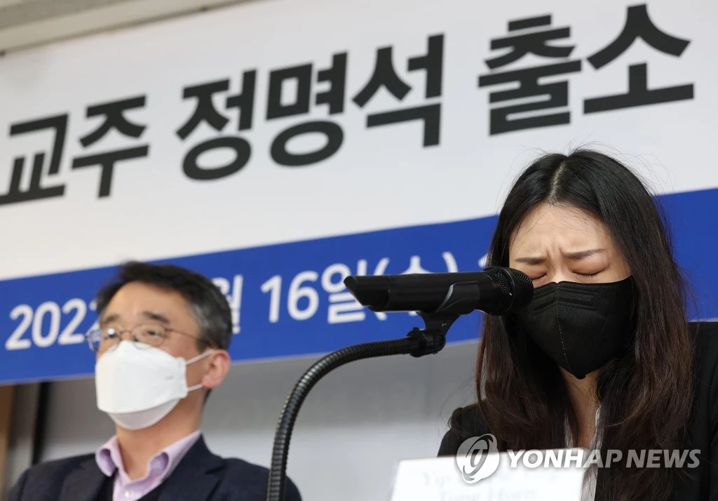 기독교복음선교회(JMS) 정명석 교주에게 출소 후 성폭력 피해를 입은 입 메이플 잉 퉁 후엔 씨가 기자회견을 열고 괴로운 표정으로 피해 관련 증언을 하고 있다. / 연합뉴스