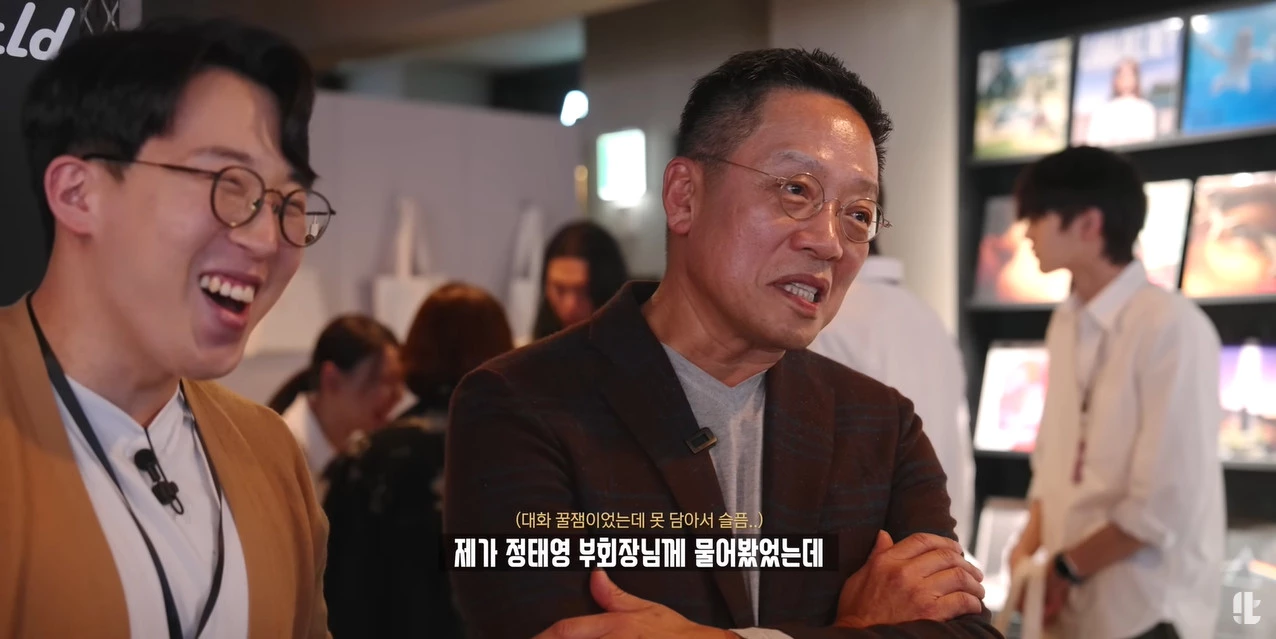 애플-현대카드 행사장에서 잇섭(왼쪽)이 만난 정태영 현대카드 부회장(오른쪽) / 이하 유튜브 'ITSub잇섭'