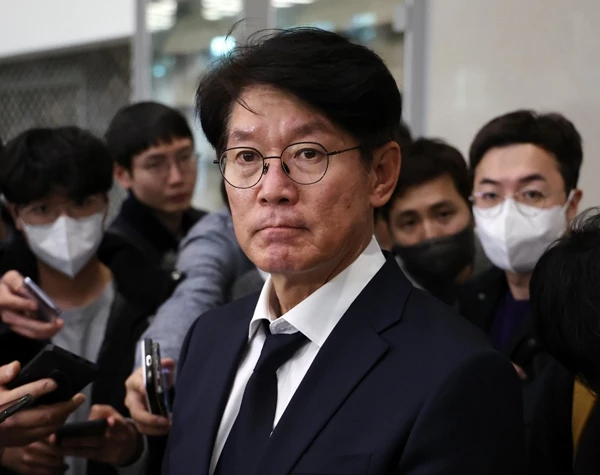 일본에서 돌아와 취재진 질문에 답하던 이강철 전 감독