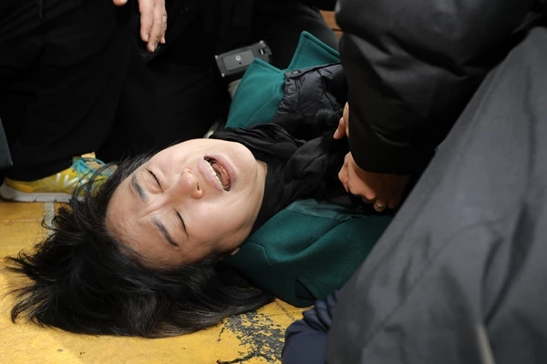 서울 용산구 대통령 집무실 앞 도로에서 시위하는 고 이지한 어머니 조미은 씨