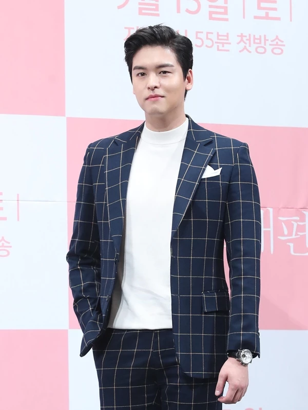 이장우가 2018년 KBS 2TV 주말드라마 '하나뿐인 내편' 제작발표회에 참석해 포즈를 취하고 있다. / 뉴스 1