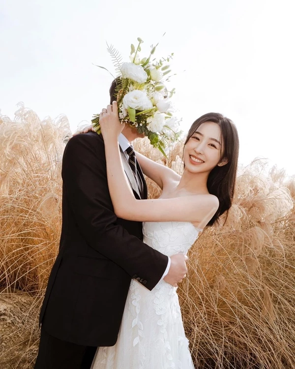 박지현과 남편이 포즈를 취하고 있다.