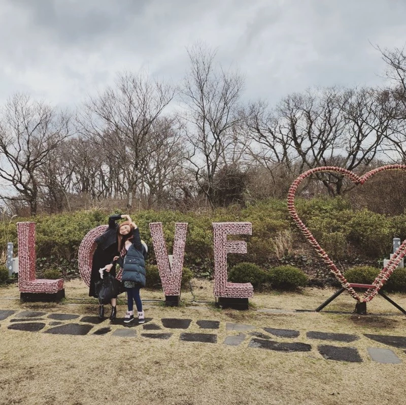 송리나 씨가 지난 26일 올린 아이와 함께 찍은 사진