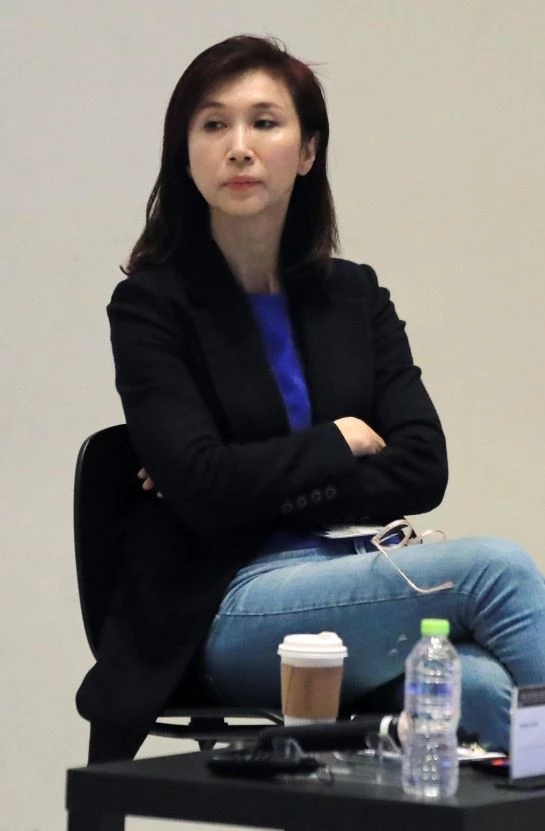 지난 3일 오후 서울 관악구 서울대학교 미술관에서 열린 '순환성' 심포지움에 참석해 연사 발언을 듣고 있는 노소영 관장 / 이하 뉴스1