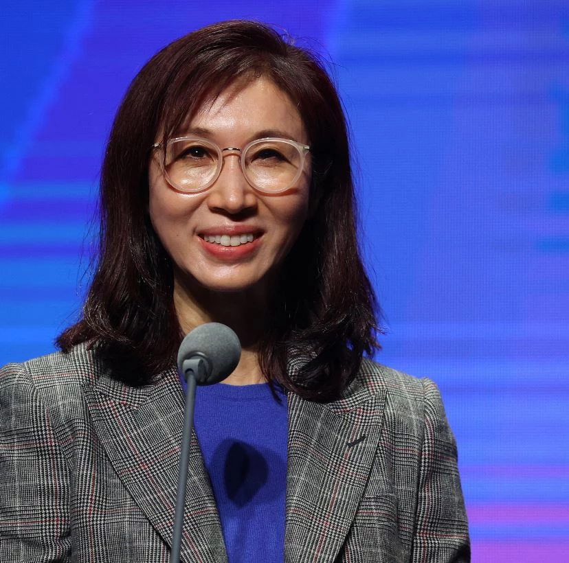 노소영 아트센터 나비 관장이 지난달 28일 오후 서울 종로구 동숭동 서울문화재단 대학로극장 쿼드에서 열린 ‘제1회 서울예술상’ 시상식 시각 부문 시상자로 나와 인사말을 하고 있다.