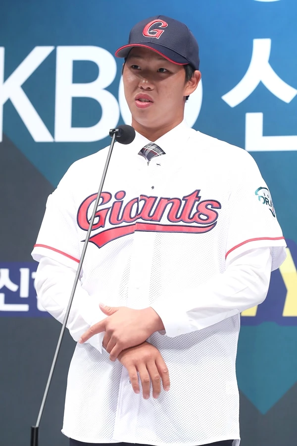 제1회 고교 최동원상을 수상한 서준원