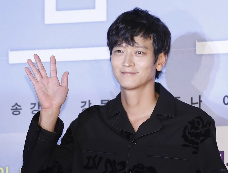 강동원이 영화 ‘브로커’ VIP 시사회에서 포즈를 취하고 있다.