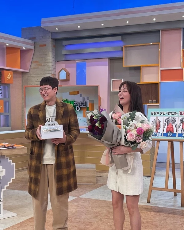 조우종이 아내인 정다은 아나운서의 마지막 녹화 스튜디오를 찾아 꽃을 건네고 있다.