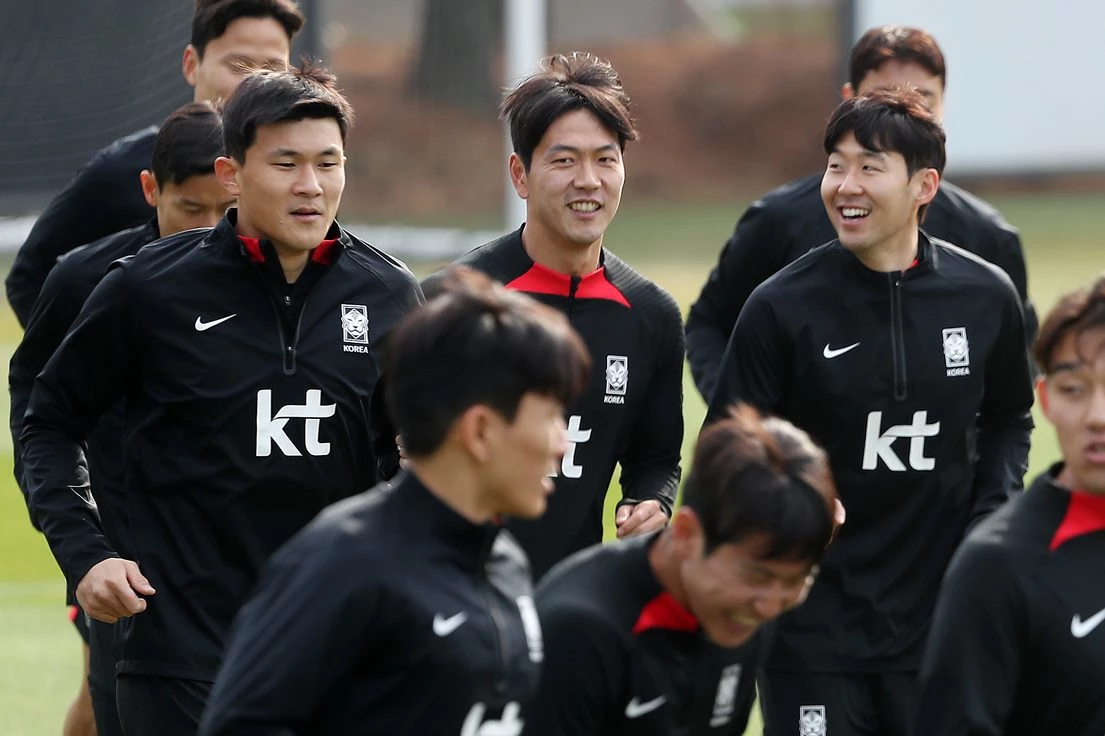대한민국 축구 국가대표팀 김민재가 27일 오후 경기도 파주 축구국가대표트레이닝센터(NFC)에서 우루과이전을 앞두고 훈련을 하고 있다. / 이하 뉴스1