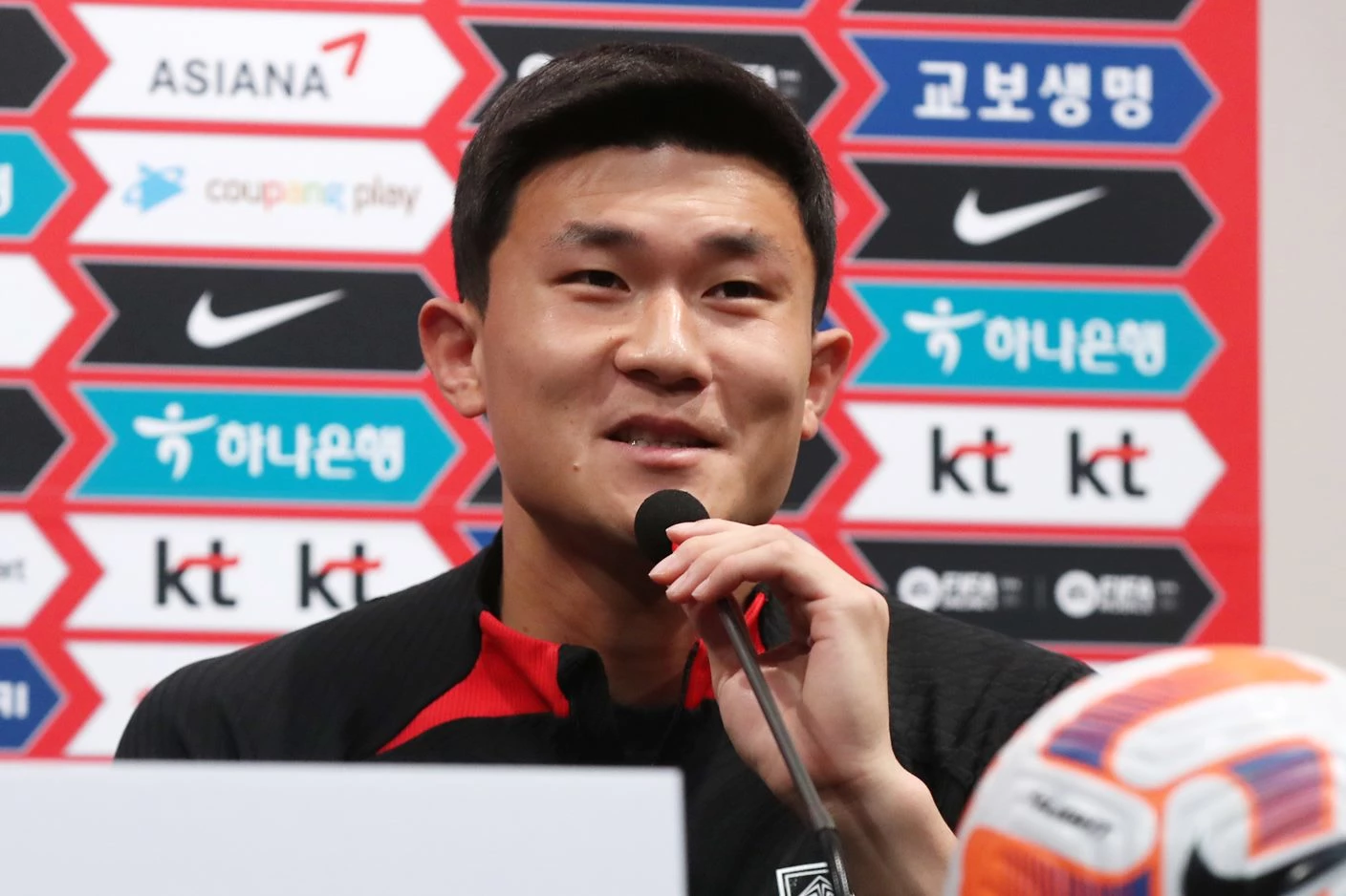 대한민국 축구 국가대표팀 김민재가 27일 오후 경기도 파주 축구국가대표트레이닝센터(NFC)에서 열린 기자회견에서 취재진의 질문에 답하고 있다.