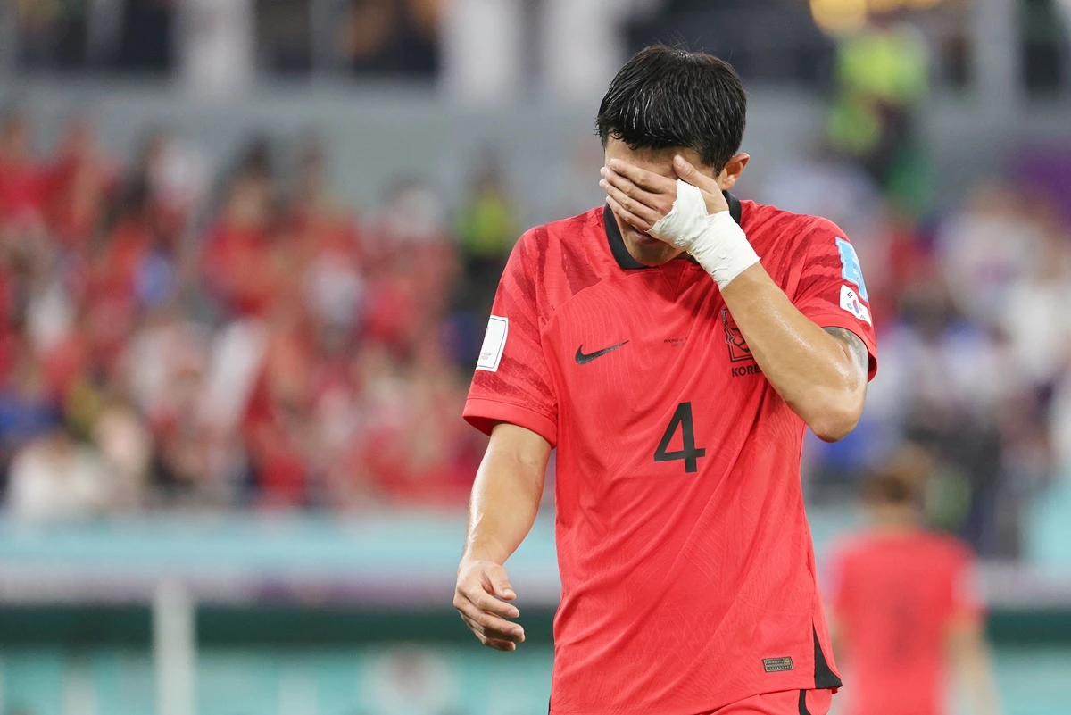 김민재가 경기 중 힘겨워하고 있다. / 뉴스1