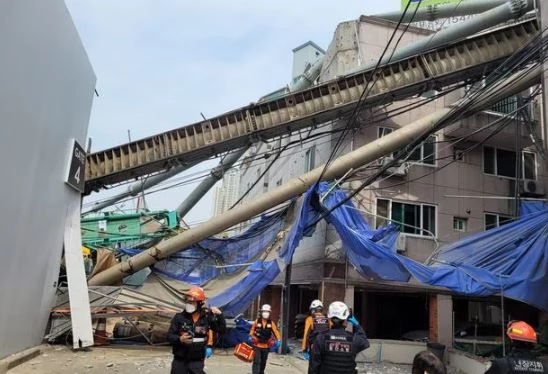 29일 오전 신세계건설이 시공하는 울산 남구 신정동 아파트 공사 현장에서 대형 항타기가 쓰러져 인근 건물 3개를 덮치는 사고가 발생했다. / 사진제공=울산소방본부