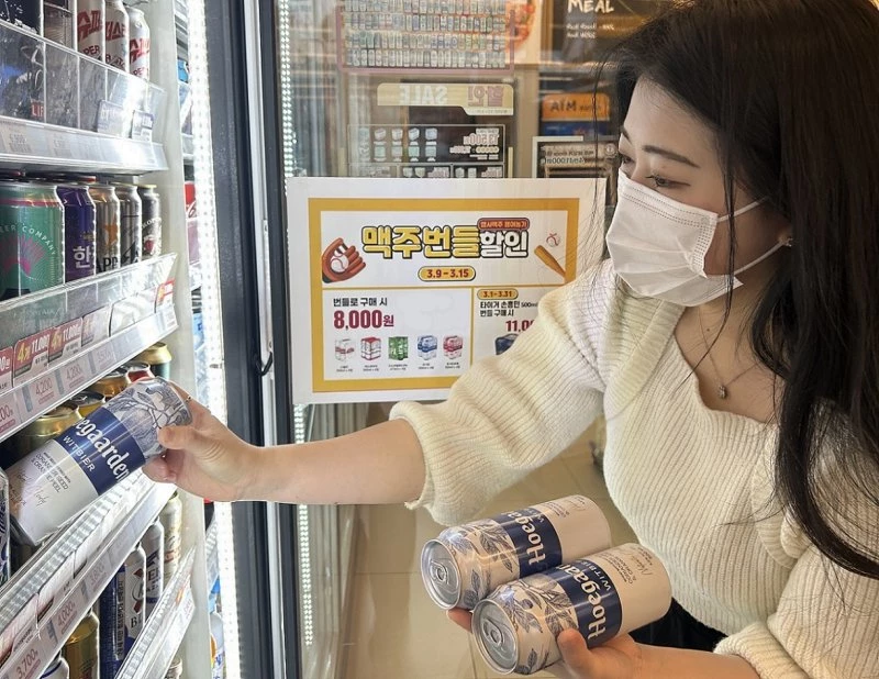편의점에서 맥주를 구매하고 있는 고객 / 뉴스1