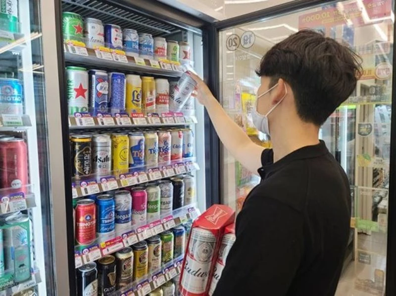 편의점에서 맥주를 구매하고 있는 고객