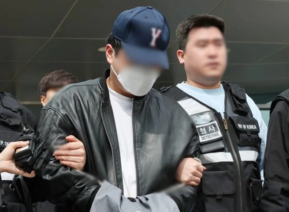 마약류 관리에 관한 법률 위반 혐의로 구속영장이 청구된 남경필 전 경기도지사 장남 남모 씨가 지난 25일 오후 구속 전 피의자 심문(영장실질심사)에 출석하기 위해 경기도 용인동부경찰서에서 나오고 있다. / 연합뉴스