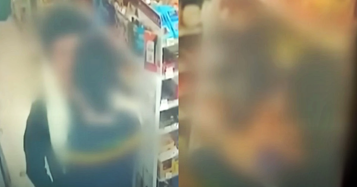 편의점 여자 아르바이트생이 근무 중 남자친구를 불러 애정행각을 하고 있다. /이하 JTBC