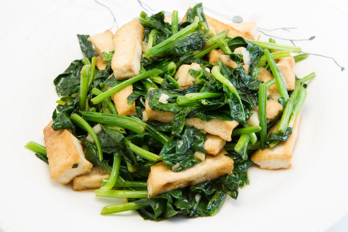밑반찬으로 흔히 볼 수 있는 조합인 시금치와 두부 / la tuan anh-Shutterstock.com