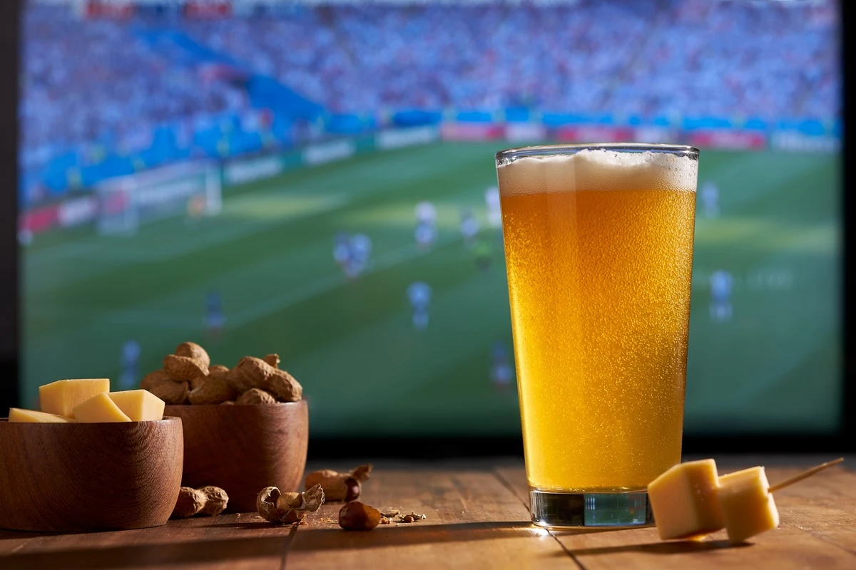 맥주 안주로 자주 먹게 되는 땅콩과 치즈 / Alfonso Cabaleiro-Shutterstock.com