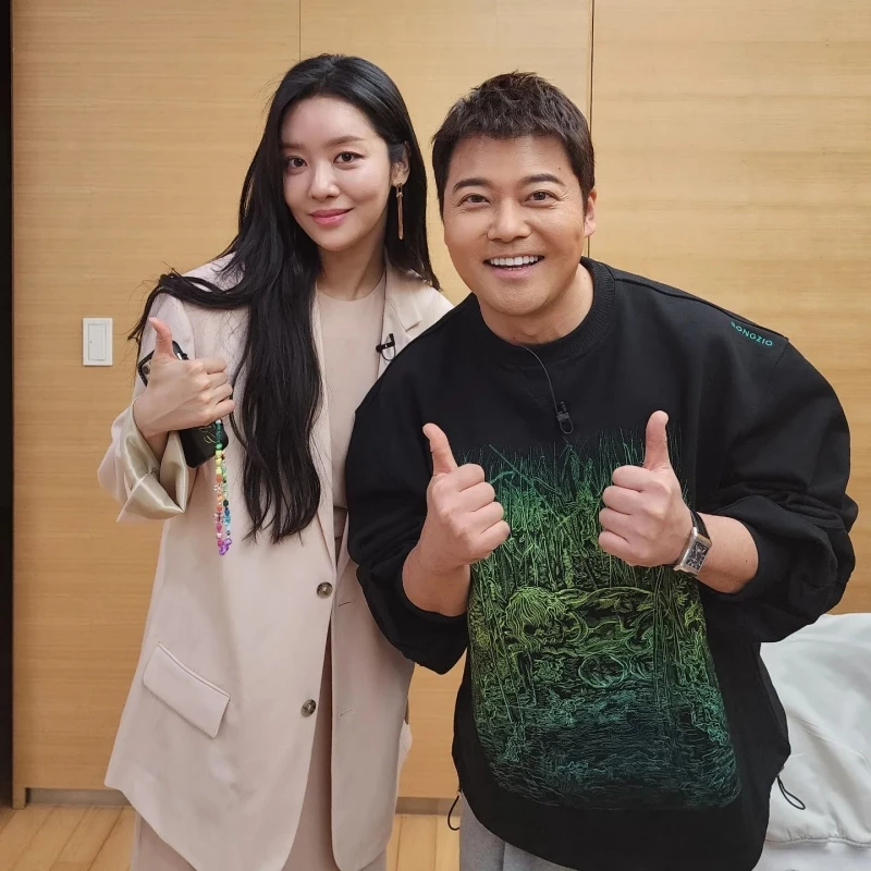 방송인 전현무가 31일 인스타그램에 공개한 사진. 배우 차주영(왼쪽)과 전현무가 나란히 서서 포즈를 취하고 있다. / 전현무 인스타그램