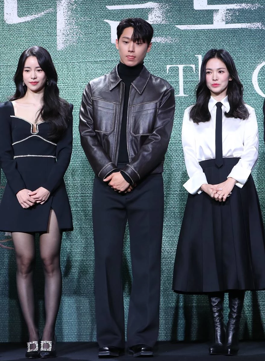 배우 이도현(가운데)이 서울 종로구 JW 메리어트 동대문 스퀘어 서울에서 열린 넷플릭스 드라마 '더 글로리' 제작발표회에서 임지연, 송혜교(오른쪽) 사이에서 포즈를 취하고 있다.