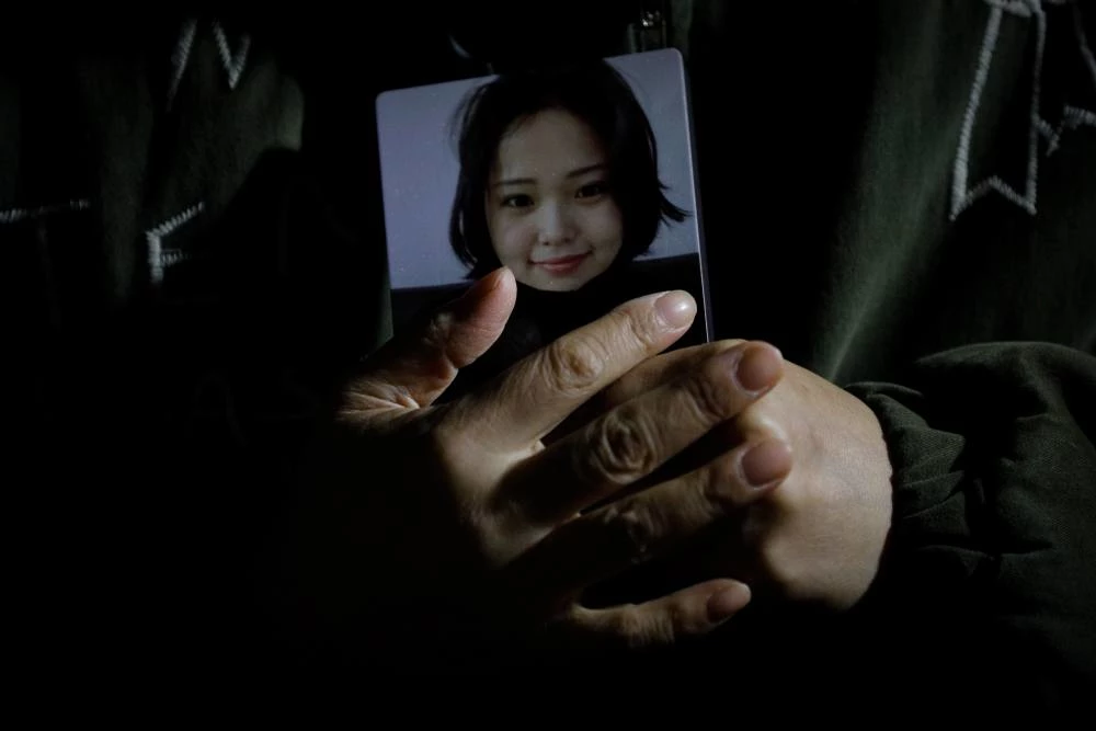 2021년 10월 20일 오후 서울 용산구 국방부 앞에 마련된 공군 성추행 피해자 고(故) 이예람 중사 추모 시민분향소에서 이 중사의 어머니가 딸의 사진을 안고 있다.
