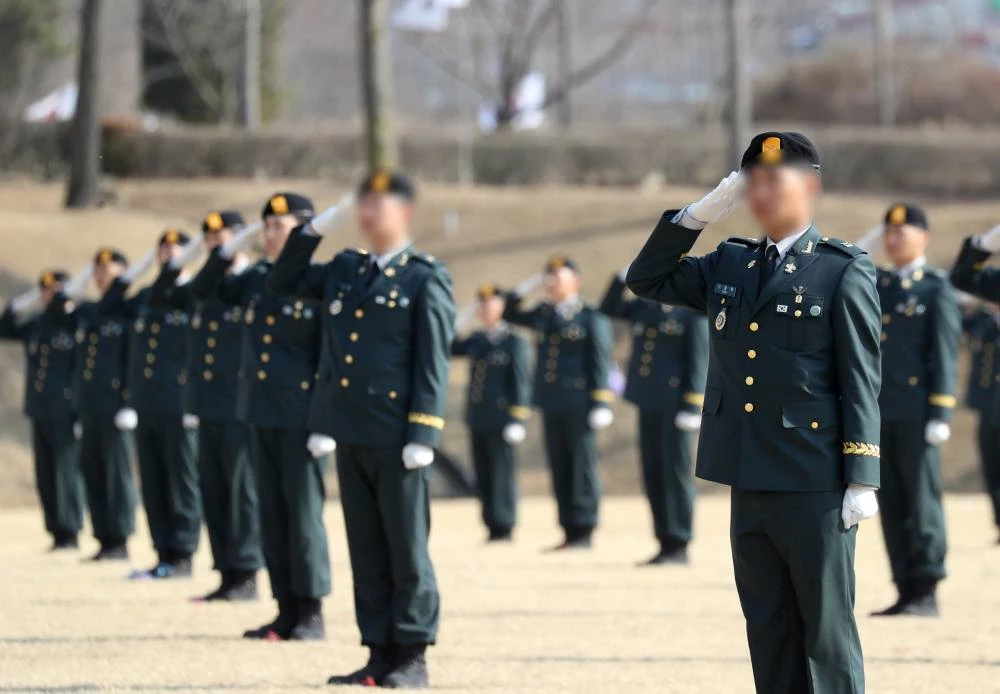 지난달 3일 오후 경기 광주시 육군 특수전학교에서 열린 '54기 1차 특전부사관 임관식'에서 신임 특전부사관들이 경례하고 있다. 기사와 무관한 자료 사진. / 이하 뉴스1