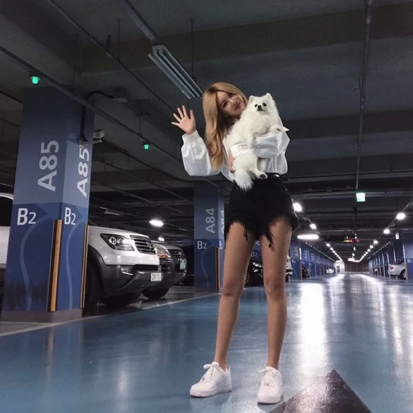 큐리가 반려견을 품에 안은 채 포즈를 취하고 있다.
