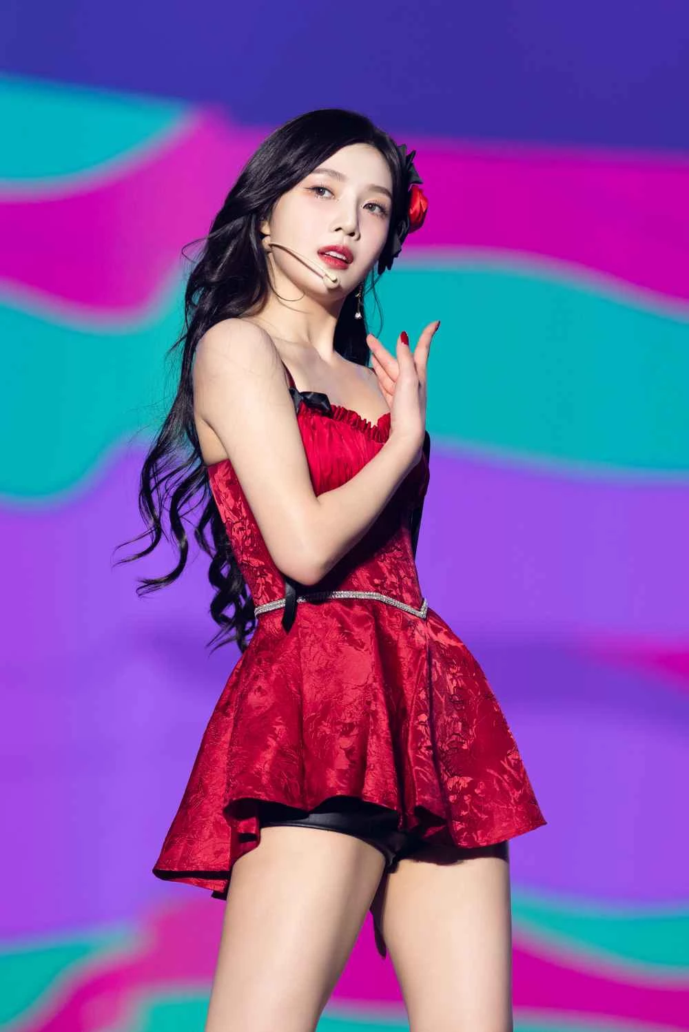 2일 오후 서울 송파구 올림픽공원 KSPO DOME에서 ‘레드벨벳 4th 콘서트 : 알 투 브이(Red Velvet 4th Concert : R to V)’ 서울 공연을 개최한 레드벨벳 조이가 노래를 부르고 있다.