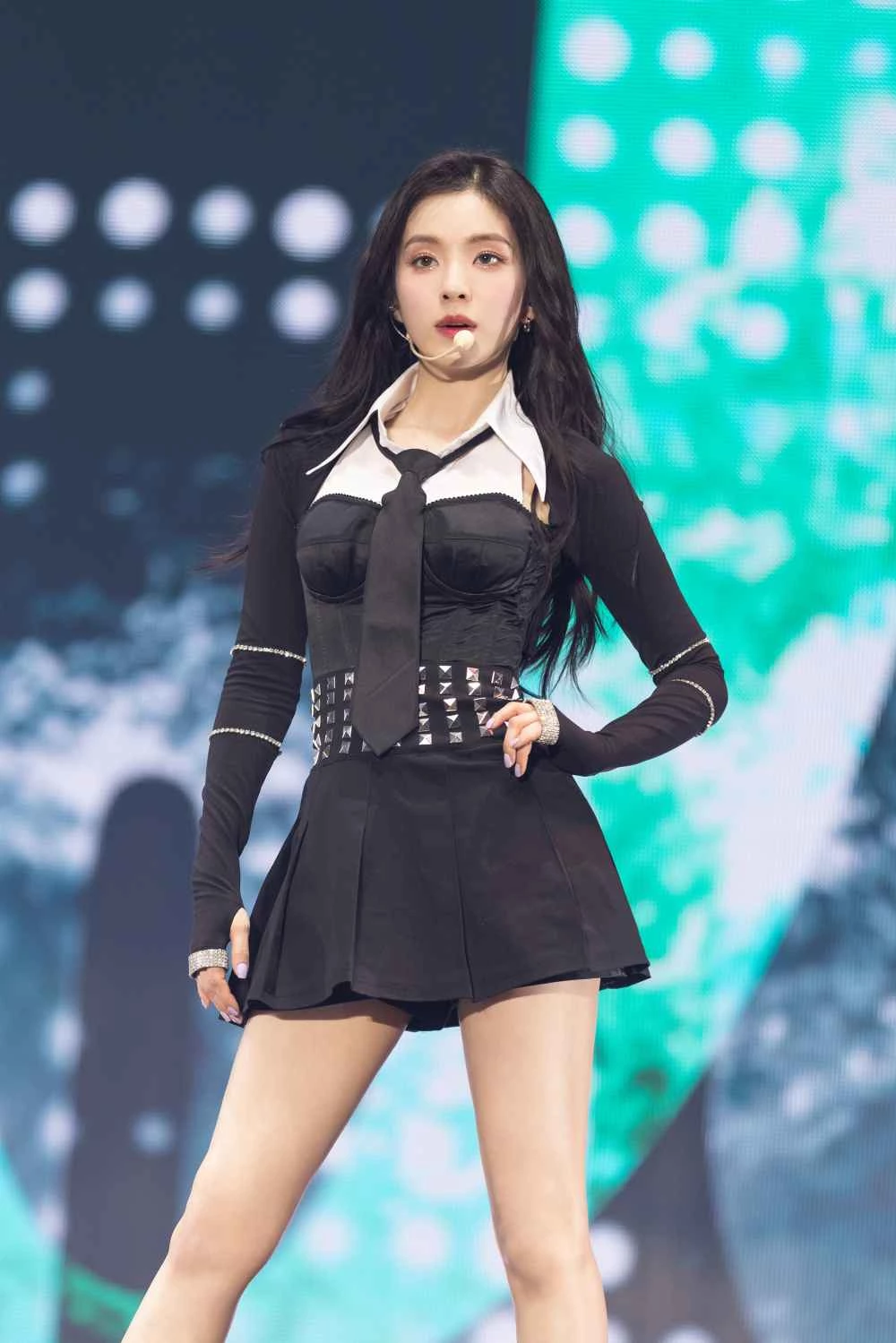 2일 오후 서울 송파구 올림픽공원 KSPO DOME에서 ‘레드벨벳 4th 콘서트 : 알 투 브이(Red Velvet 4th Concert : R to V)’ 서울 공연을 개최한 레드벨벳 아이린이 무대에서 포즈를 취하고 있다.