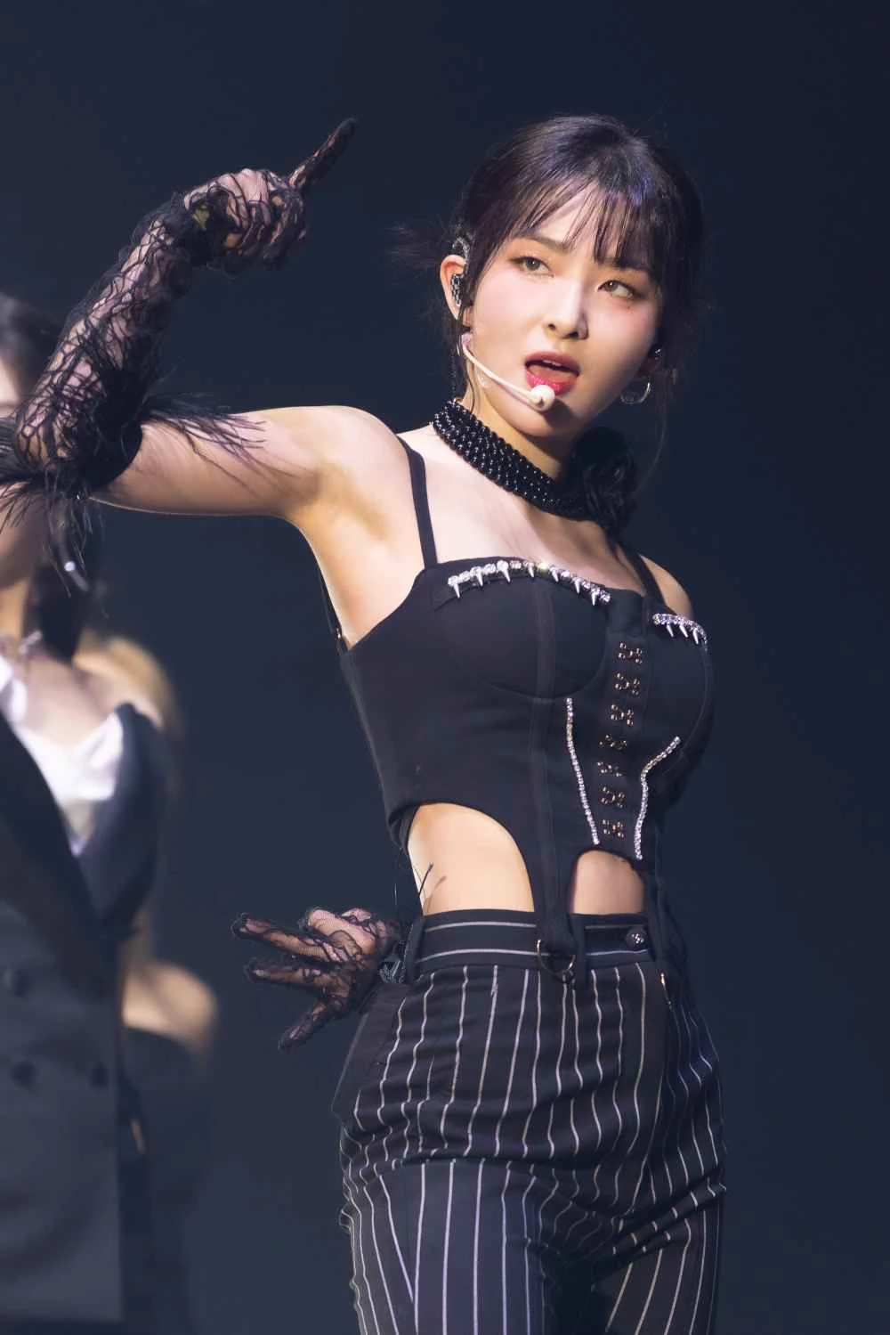 2일 오후 서울 송파구 올림픽공원 KSPO DOME에서 ‘레드벨벳 4th 콘서트 : 알 투 브이(Red Velvet 4th Concert : R to V)’ 서울 공연을 개최한 레드벨벳 슬기가 노래를 부르고 있다.