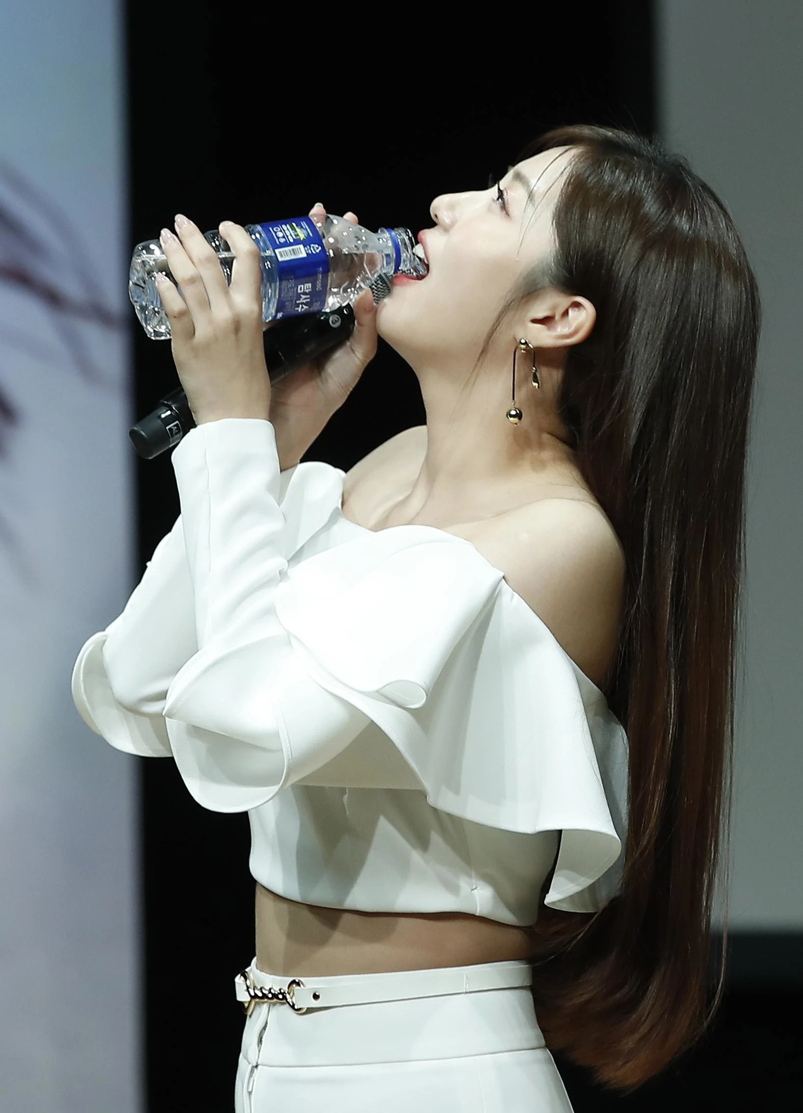 가수 정다경이 2022년 2월 13일 오후 서울 강남구 일지아트홀에서 열린 새 앨범 `가라그래` 발매 기념 쇼케이스에 참석해 물을 마시는 모습을 담은 뉴스1 자료사진이다. 글 내용과 관련이 없다.