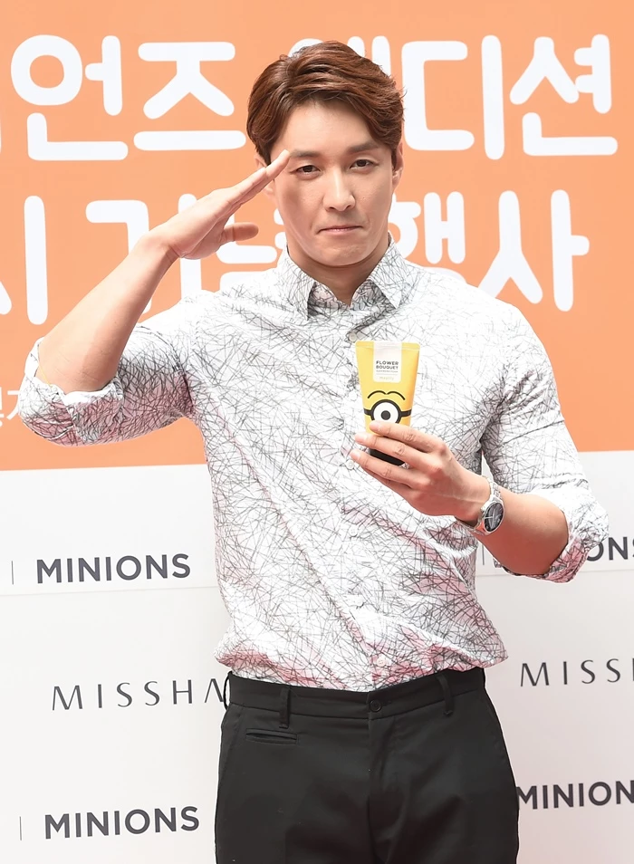 화장품을 들고 서 있는 심형탁 / 뉴스1