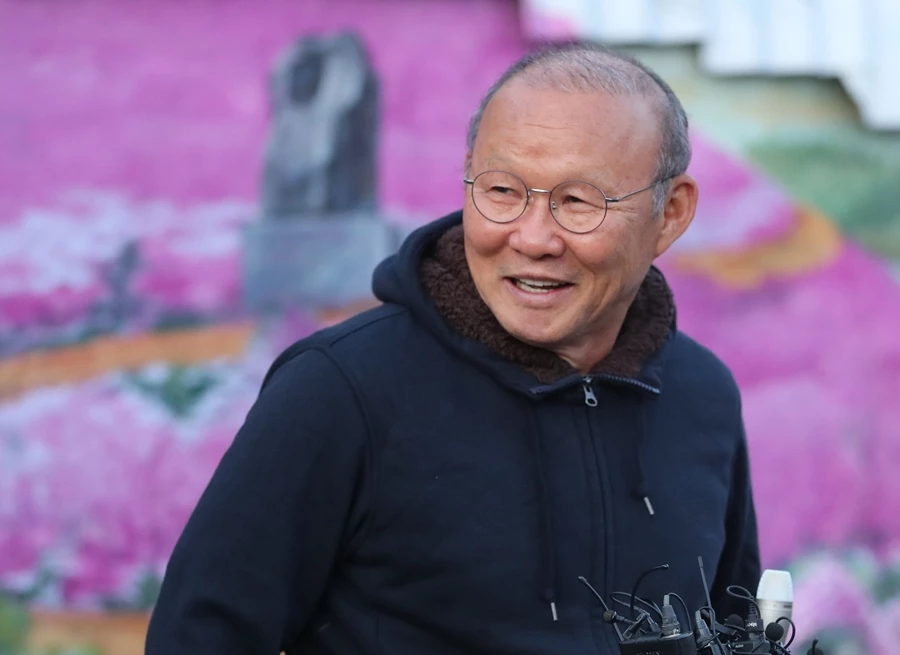 박항서 감독이 2019년 12월 19일에 고향인 경남 산청군 생초면 늘비물고기마을에 도착해 기자회견에 임하고 있다. / 이하 연합뉴스