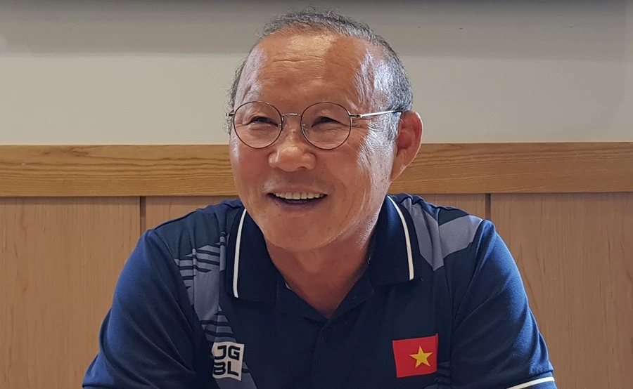 박항서 베트남 축구 대표팀 감독이 2019년 12월 12일(현지 시각) 베트남 하노이에서 인터뷰하고 있다.
