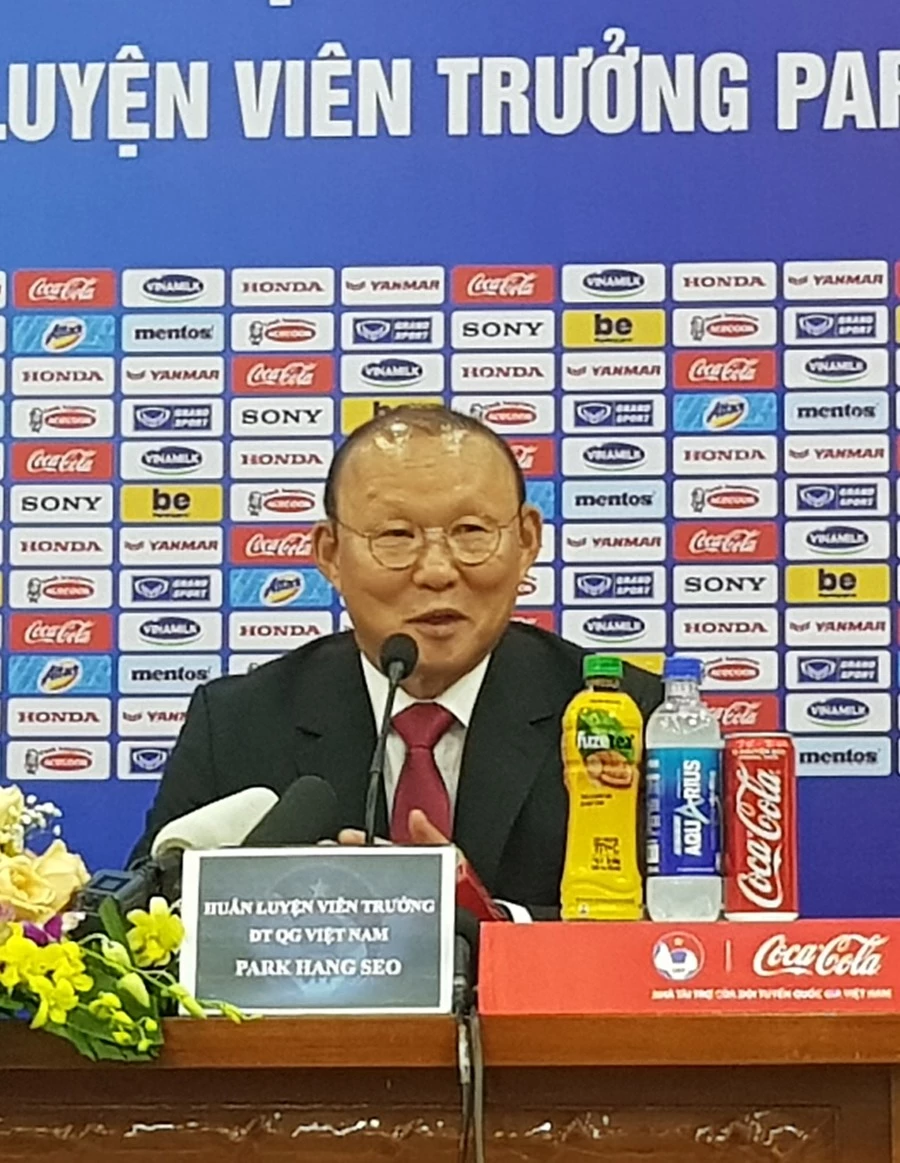 박항서가 2019년 11월 7일에(현지 시각) 베트남 축구협회에서 기자회견을 하고 있다.