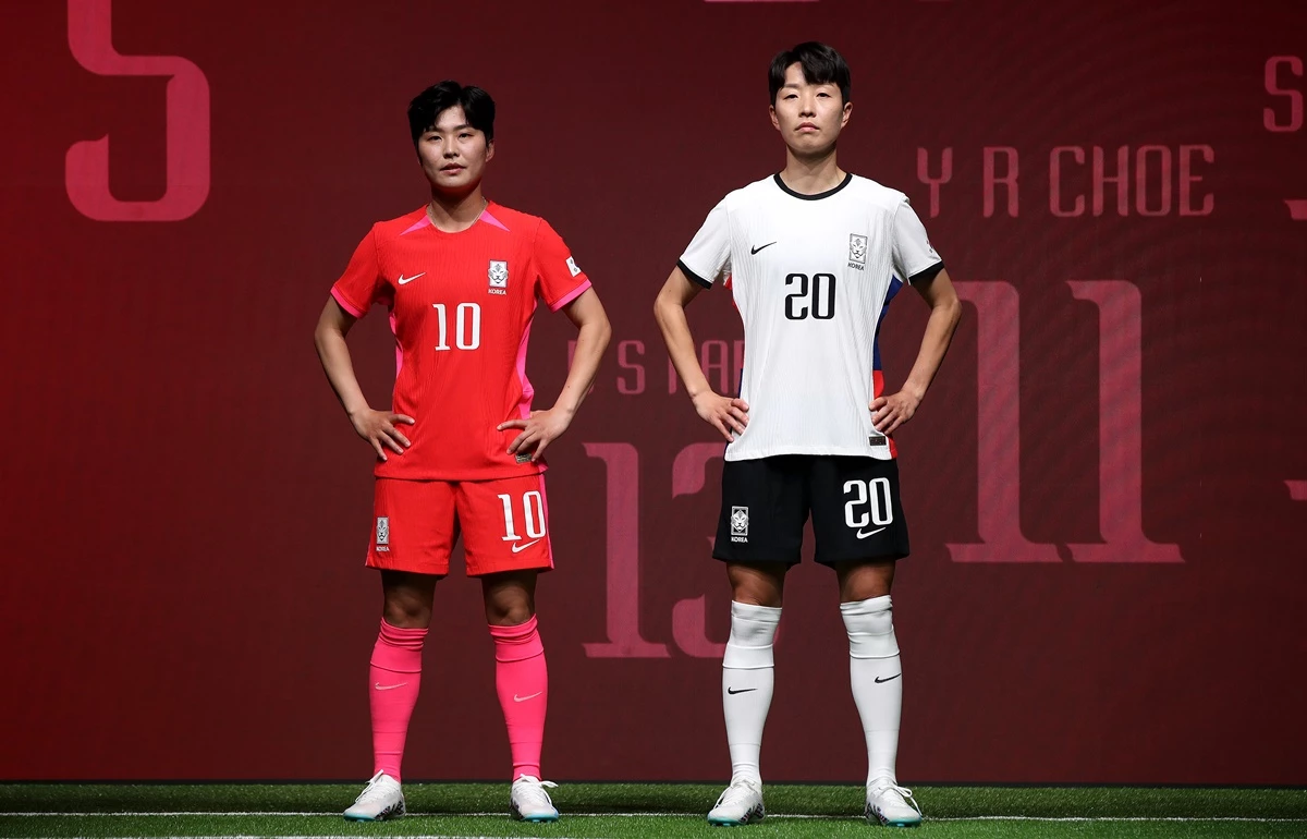 대한민국 여자 축구 국가대표팀 지소연과 김혜리가 3일 서울 광진구 파이팩토리 스튜디오에서 열린 나이키 우먼 2023 미디어 행사에서 새로운 유니폼을 입고 패션쇼를 하고 있다. / 이하 뉴스1