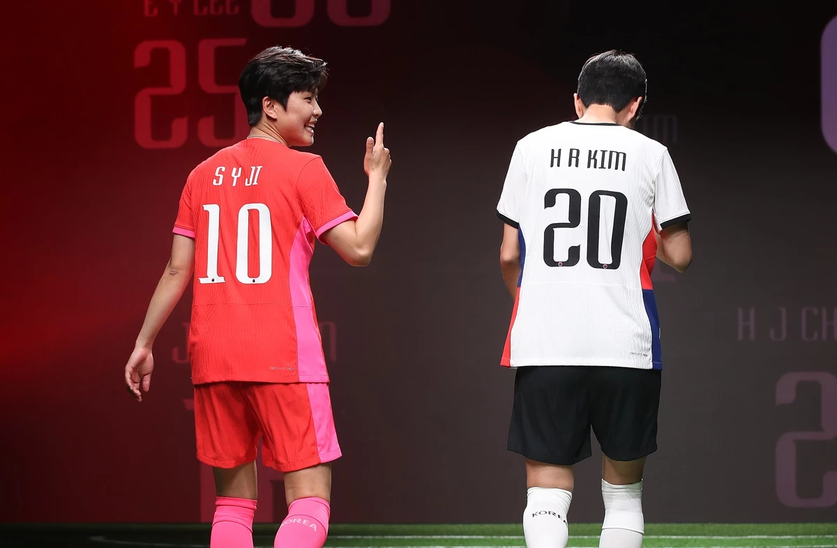 패션쇼 무대에 선 여자 축구 대표팀 지소연과 김혜리