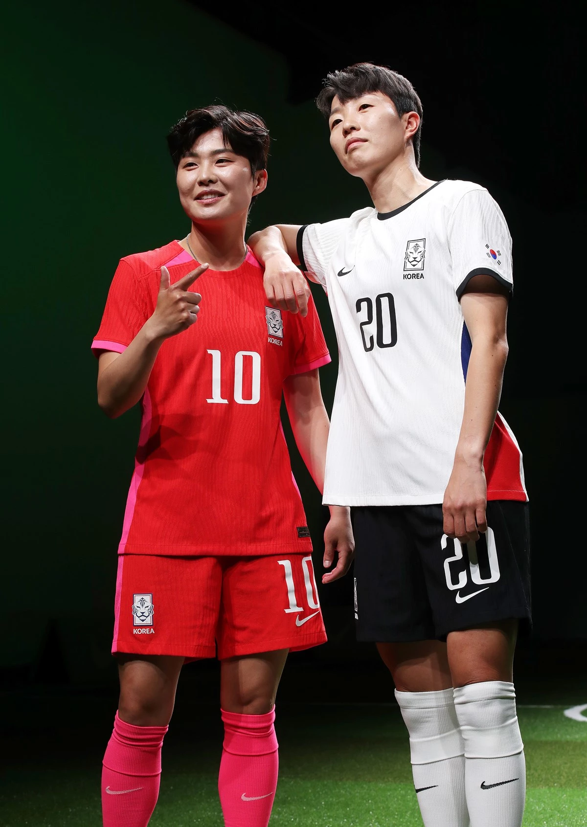 무대 위에서 포즈를 취하는 지소연과 김혜리