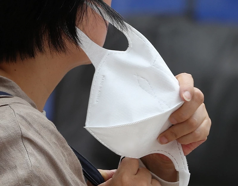 신종 코로나바이러스(코로나19) 감염증 사태로 의무화됐던 마스크 착용이 지난달 20일 해제(병원·약국 등 제외)됐다. 기사 이해를 돕기 위한 이미지 / 이하 뉴스1