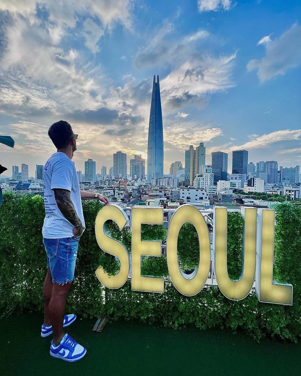 잠실 롯데타워가 한눈에 보이는 장소에서 사진을 찍은 조나탄