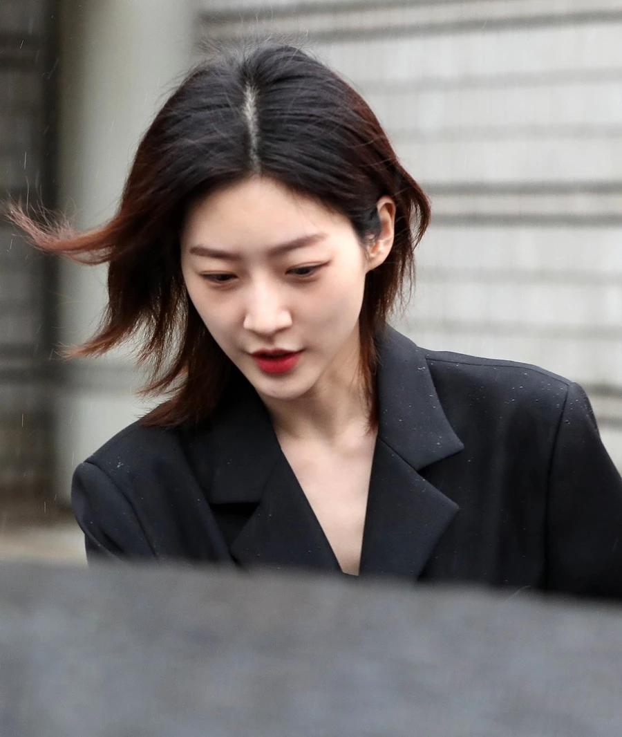 김새론이 5일에 서울 서초구 서울중앙지법에서 열린 도로교통법 위반(음주운전) 등 혐의 선고 공판을 마치고 나서 차량에 오르고 있다.