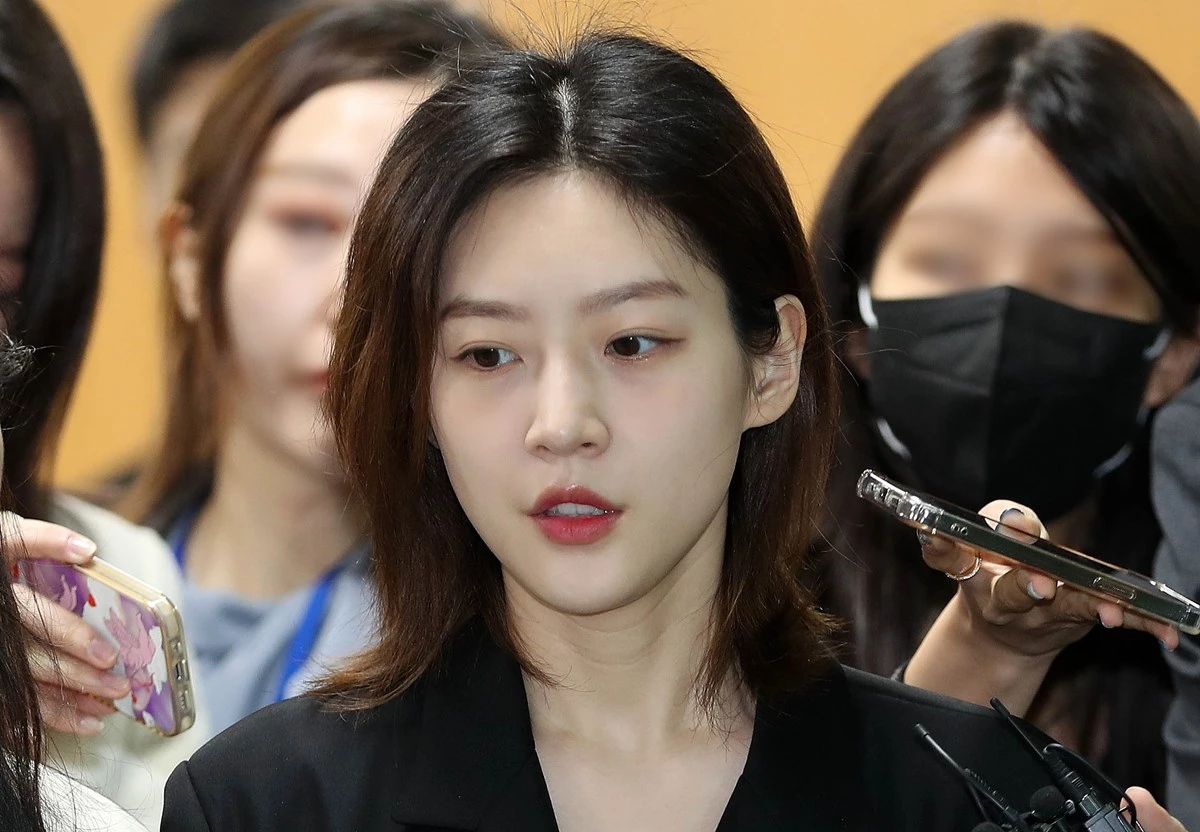 김새론이 공판을 마치고 나서 취재진 질문에 답하고 있다.