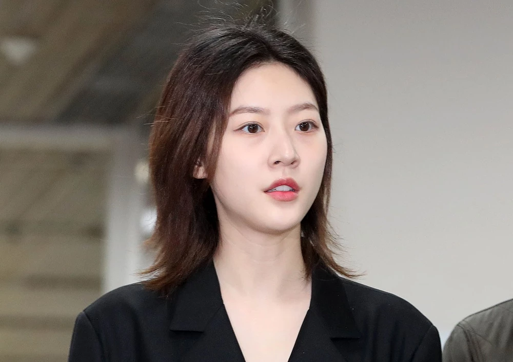 만취 상태로 음주운전을 하다가 사고를 낸 혐의로 재판에 넘겨진 배우 김새론이 5일 오전 서울 서초구 서울중앙지법에서 열린 도로교통법 위반(음주운전) 등 혐의 선고 공판에 출석하고 있다.